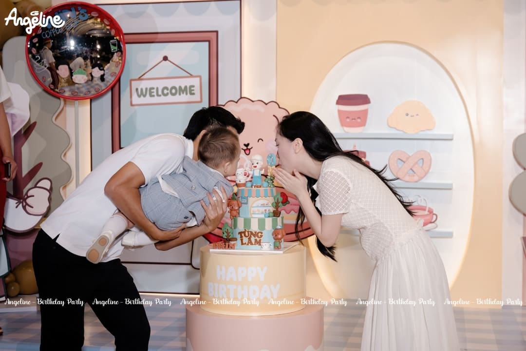 Tiệc Sinh Nhật Con Trai Hà Đức Chinh – Quán Cà Phê "Phin’s Coffee" Ngập Tràn Yêu Thương Bánh kem đa tầng