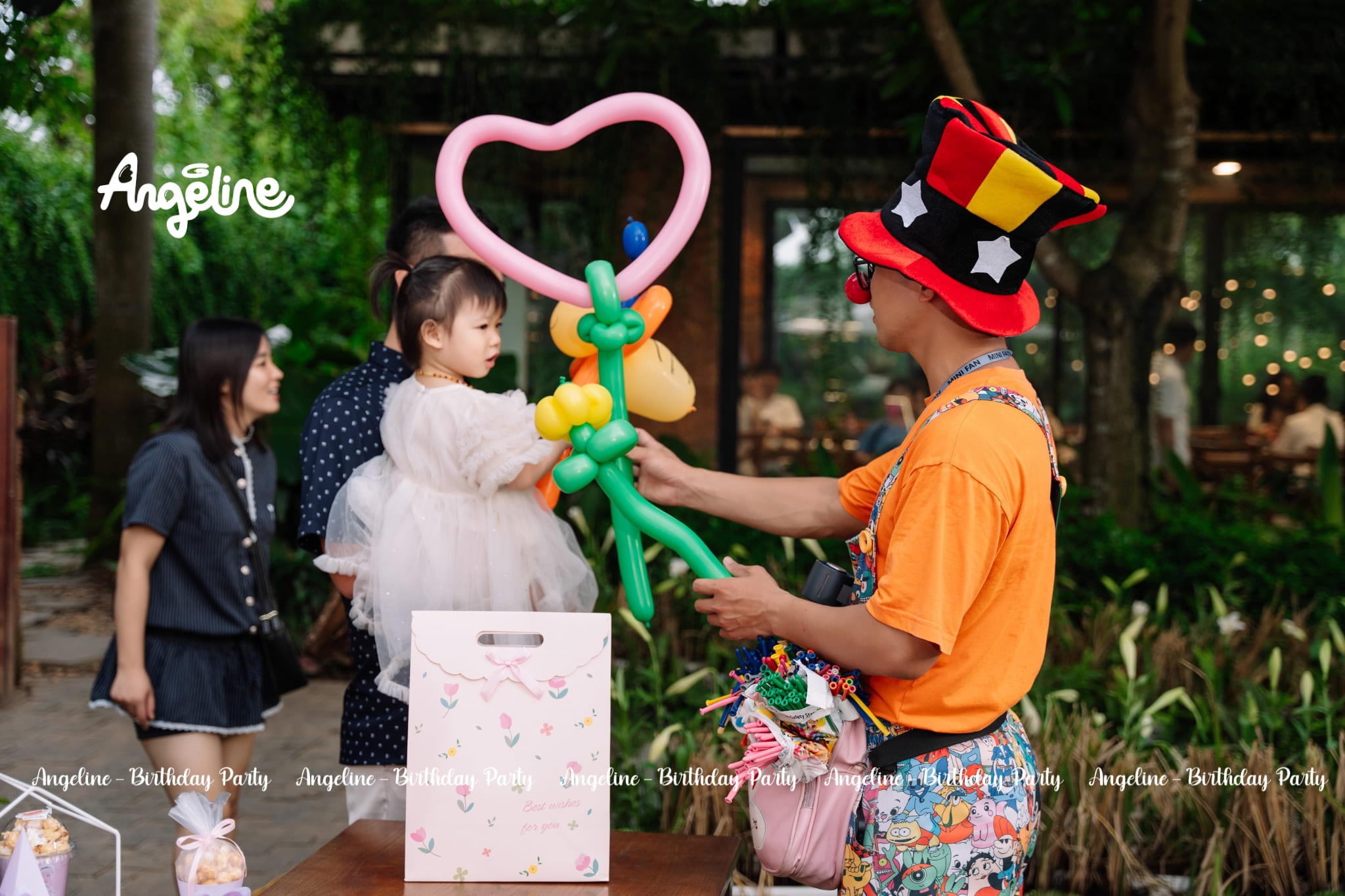 Butterfly Garden – Bữa Tiệc Thôi Nôi Dịu Dàng Như Cánh Bướm Dành Cho Bé Hà My Chú hề vặn bóng
