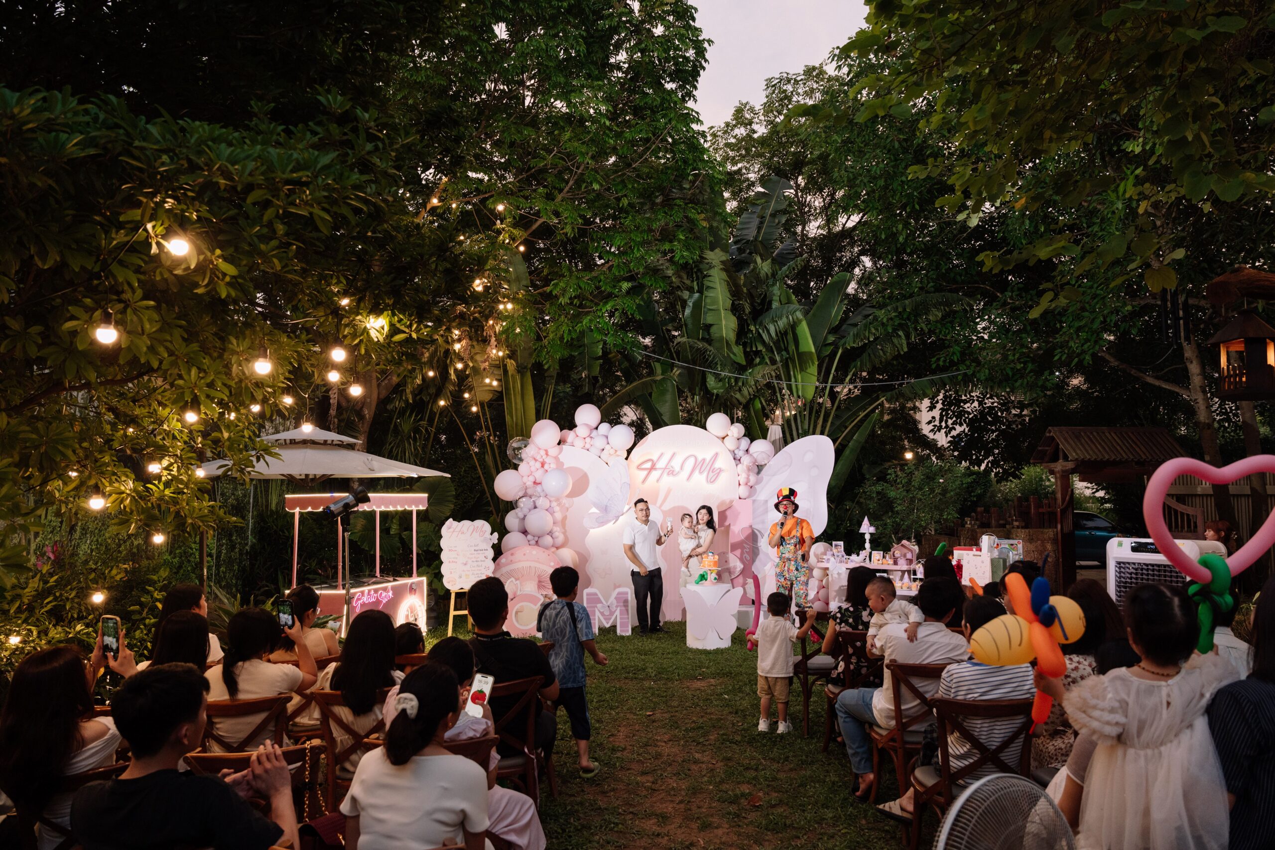 Butterfly Garden – Bữa Tiệc Thôi Nôi Dịu Dàng Như Cánh Bướm Dành Cho Bé Hà My Không gian sân vườn ngoài trời