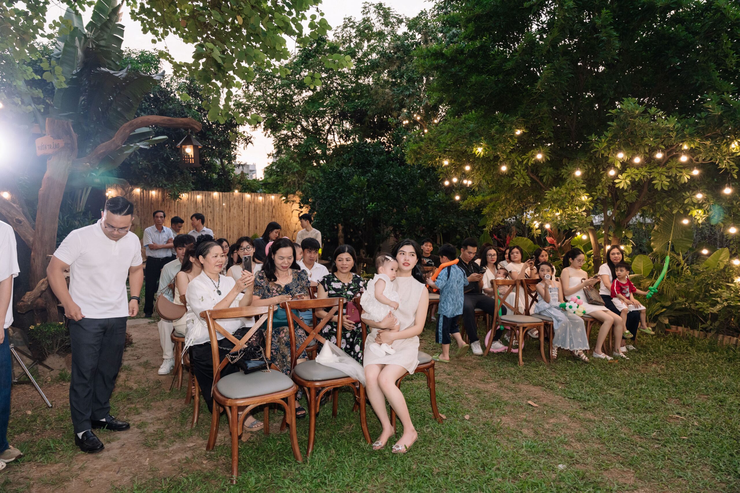 Butterfly Garden – Bữa Tiệc Thôi Nôi Dịu Dàng Như Cánh Bướm Dành Cho Bé Hà My Không gian sân vườn thơ mộng