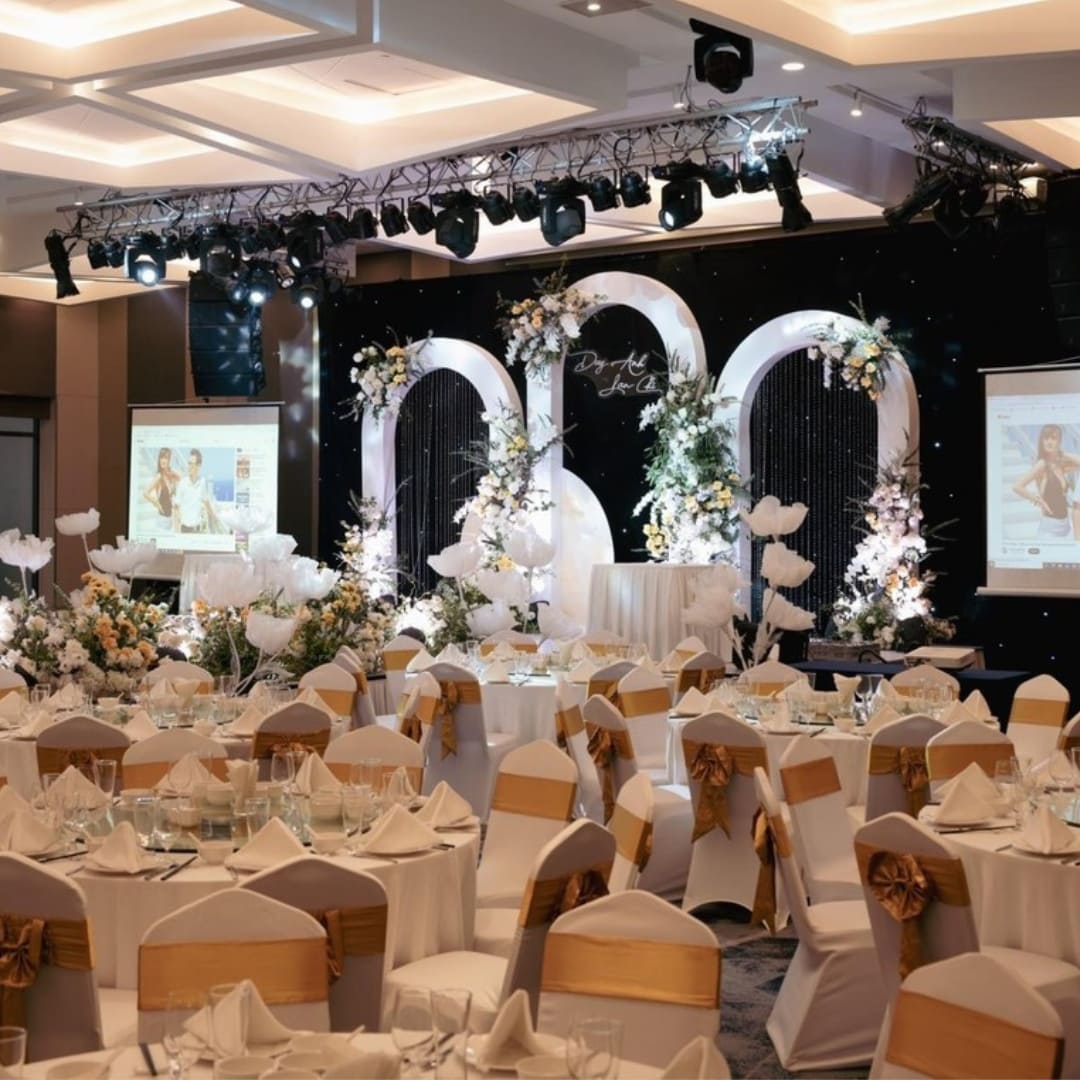 Top 30+ Nhà Hàng Tổ Chức Sinh Nhật Đẹp Và Ấn Tượng Nhất Tại Hà Nội Không gian tại Novotel Hotel