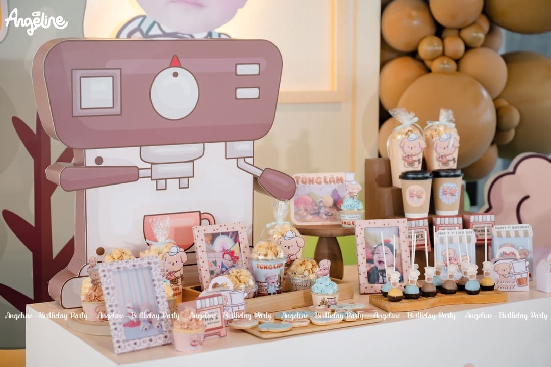 Tiệc Sinh Nhật Con Trai Hà Đức Chinh – Quán Cà Phê "Phin’s Coffee" Ngập Tràn Yêu Thương Khu trưng bày ảnh và quà tặng