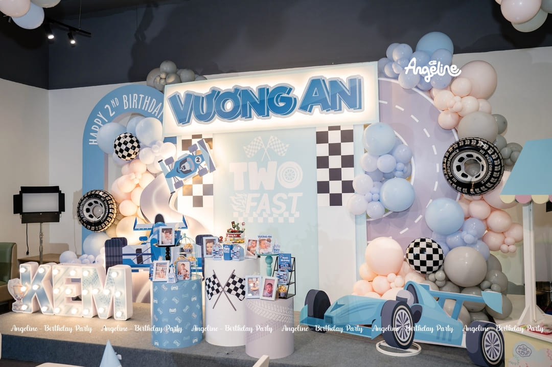 Vương An & Race Car Party – Bữa Tiệc Sinh Nhật 2 Tuổi Bùng Nổ Tốc Độ Cho Bé Trai Yêu Xe Race Car Party