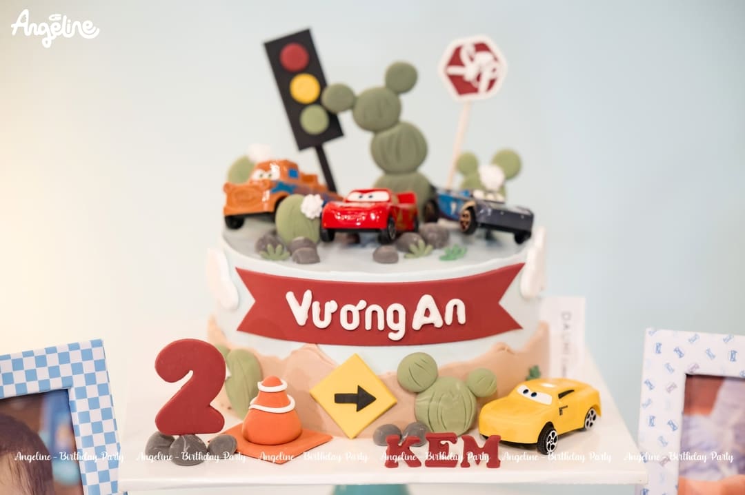 Vương An & Race Car Party – Bữa Tiệc Sinh Nhật 2 Tuổi Bùng Nổ Tốc Độ Cho Bé Trai Yêu Xe Race Car Party
