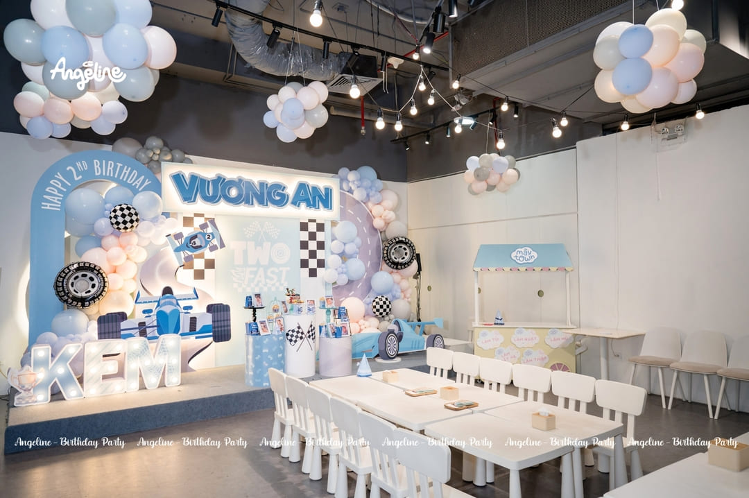 Vương An & Race Car Party – Bữa Tiệc Sinh Nhật 2 Tuổi Bùng Nổ Tốc Độ Cho Bé Trai Yêu Xe to-chuc-sinh-nhat-tai-may-town-kids-cafe