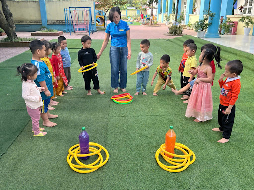 Cách Tổ Chức Trò Chơi Trung Thu Cho Thiếu Nhi Thú Vị Và Ý Nghĩa Trò chơi ném vòng vào chai