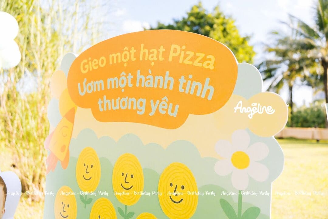 Backdrop, bàn tiệc và khu check-in Thế giới Pizza Verse của riêng Lê Hiếu