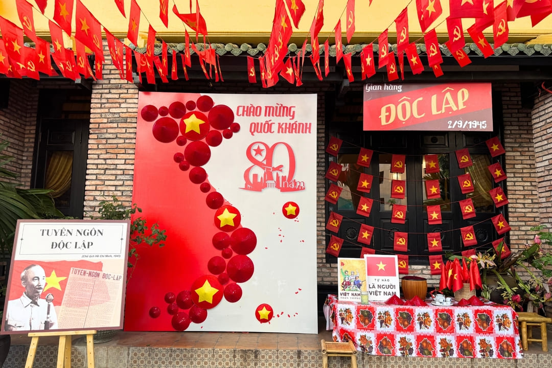 Trang Trí Kỷ Niệm 80 Năm Quốc Khánh 2/9 – Lan Tỏa Tự Hào Dân Tộc Cùng Angeline Backdrop bản đồ Việt Nam – khẳng định toàn vẹn lãnh thổ