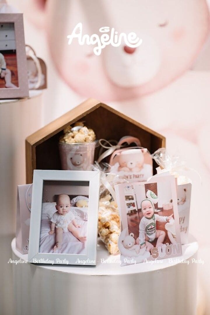 Tiệc Gấu Nhỏ – Mừng Sinh Nhật Phúc Minh Tròn 1 Tuổi Bàn gallery – Hành trình yêu thương