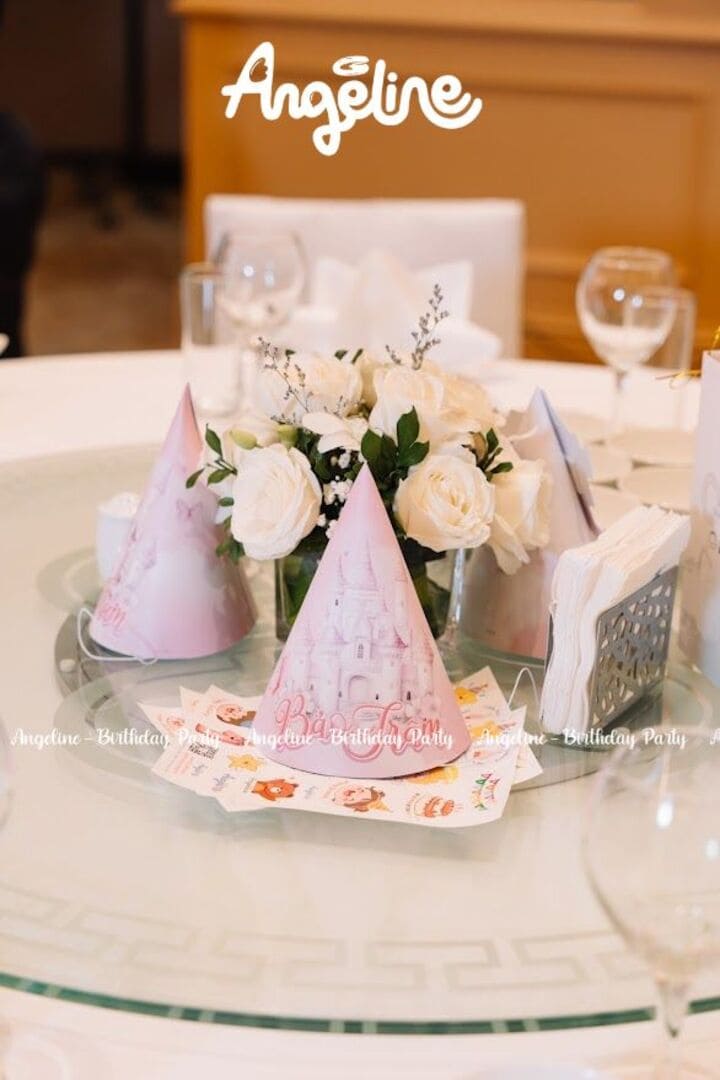 Bàn gallery tinh tế và ngọt ngào Bàn gallery tinh tế và ngọt ngào