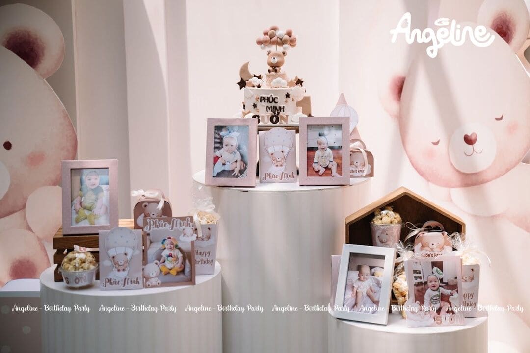 Tiệc Gấu Nhỏ – Mừng Sinh Nhật Phúc Minh Tròn 1 Tuổi Bàn gallery – Hành trình yêu thương