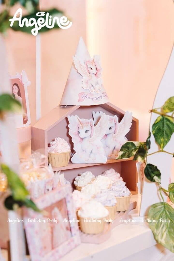 Bàn gallery tinh tế và ngọt ngào Bàn gallery tinh tế và ngọt ngào