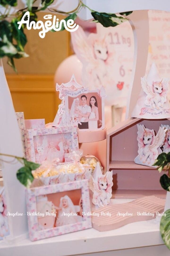 Bàn gallery tinh tế và ngọt ngào Bàn gallery tinh tế và ngọt ngào