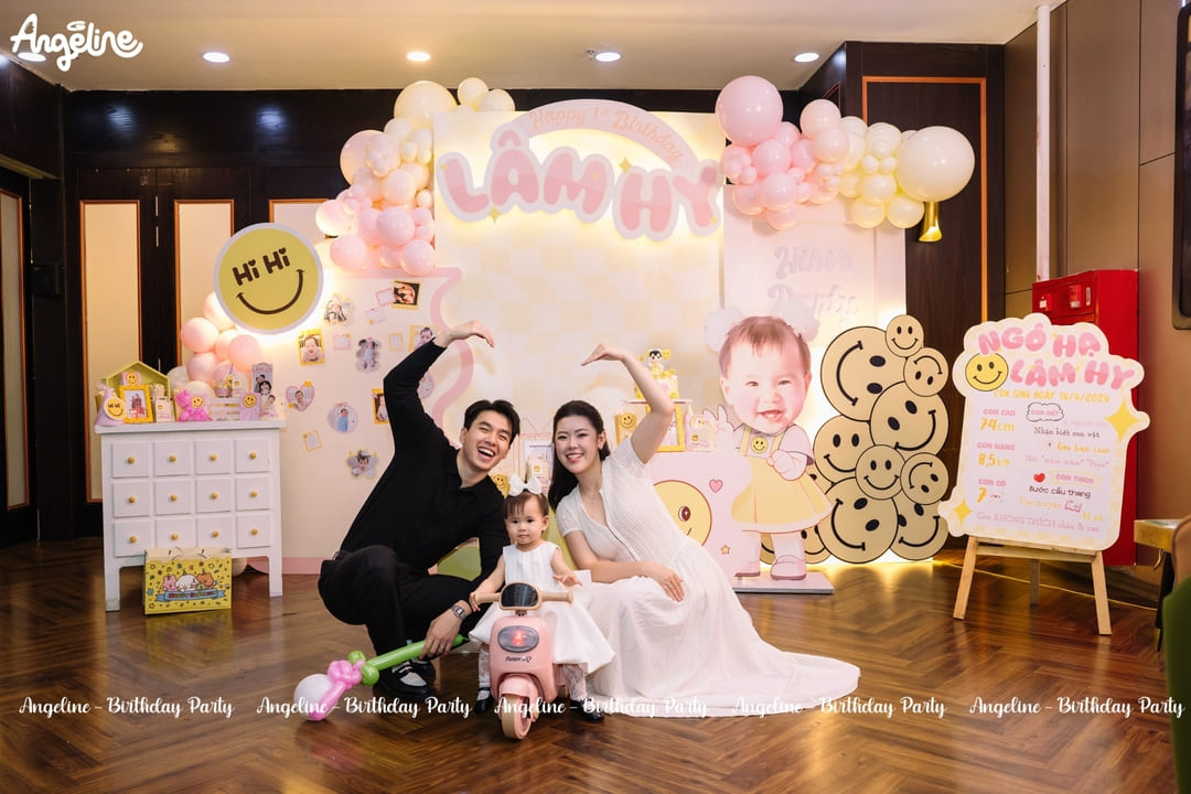 Địa Điểm Tổ Chức Sinh Nhật Quận Cầu Giấy Được Yêu Thích Nhất Trang trí sinh nhật bé Lâm Hy tại nhà hàng Bánh Tráng Giang Mỹ phong cách dễ thương với backdrop màu hồng, bóng bay và mô hình icon smiley.