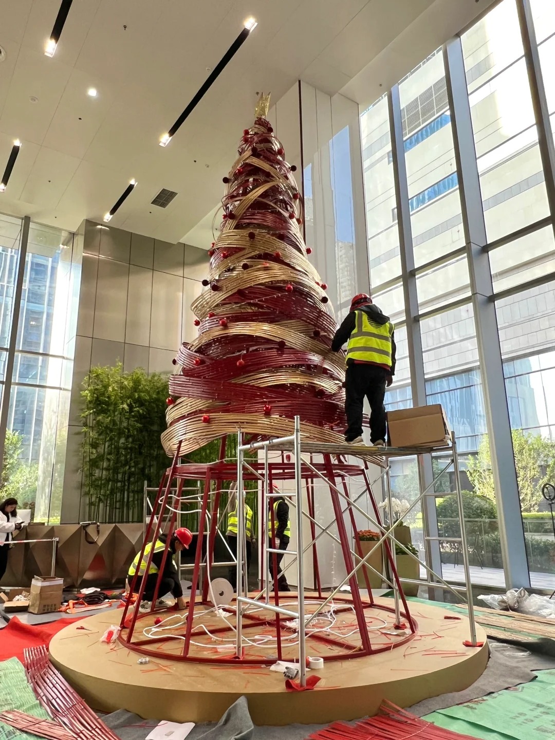 Thi công cây thông noel