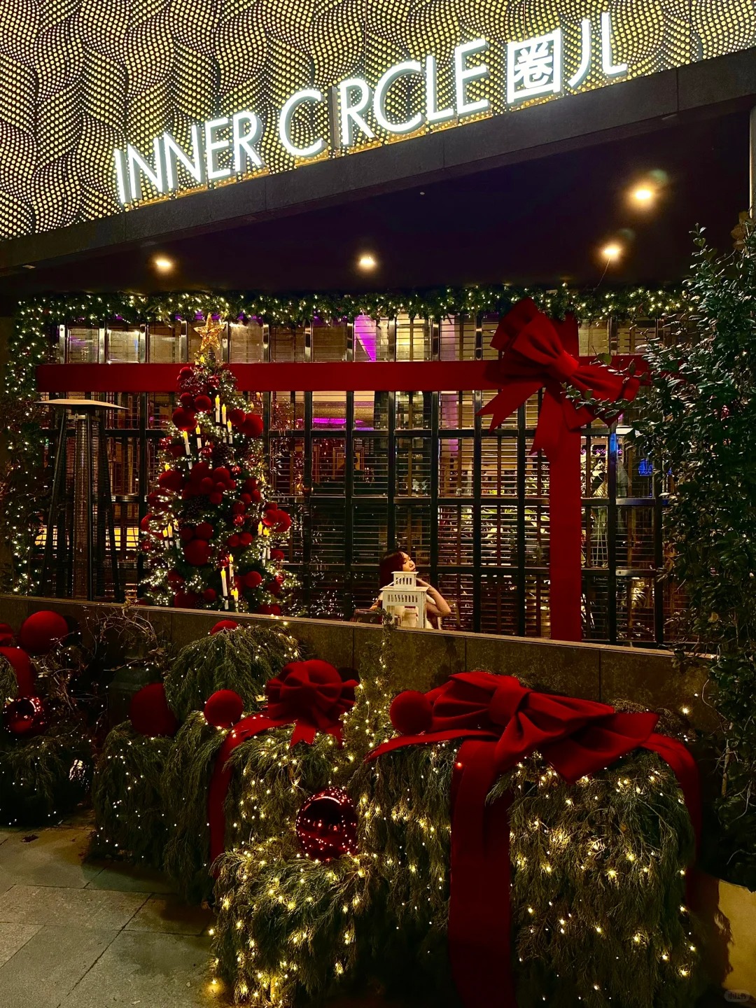 15+ Ý Tưởng Trang Trí Noel Cho Nhà Hàng Độc Đáo Và Ấn Tượng Nhất 2025 Trang trí Noel cho nhà hàng phong cách cổ điển