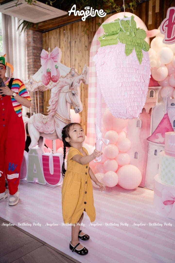 Strawberry Fairytale Castle – Món Quà Ngọt Ngào Mẹ Vân Dành Tặng Bảo Châu