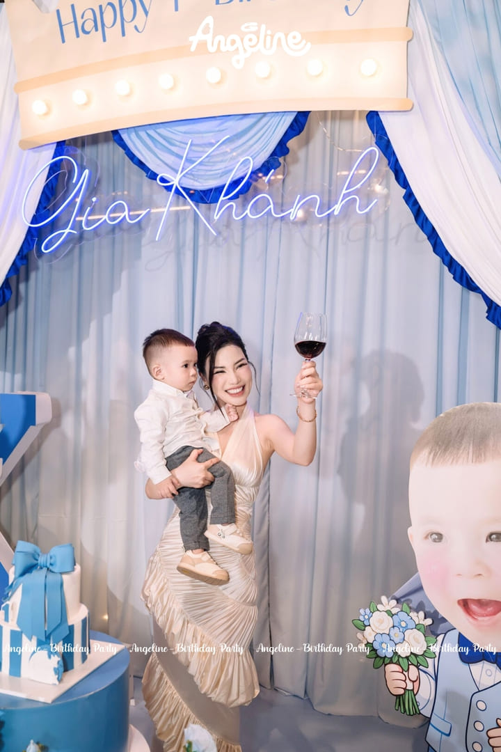 Dreaming in Blue – Bữa Tiệc Sinh Nhật Đầu Tiên Như Một Món Quà Dành Riêng Cho Con