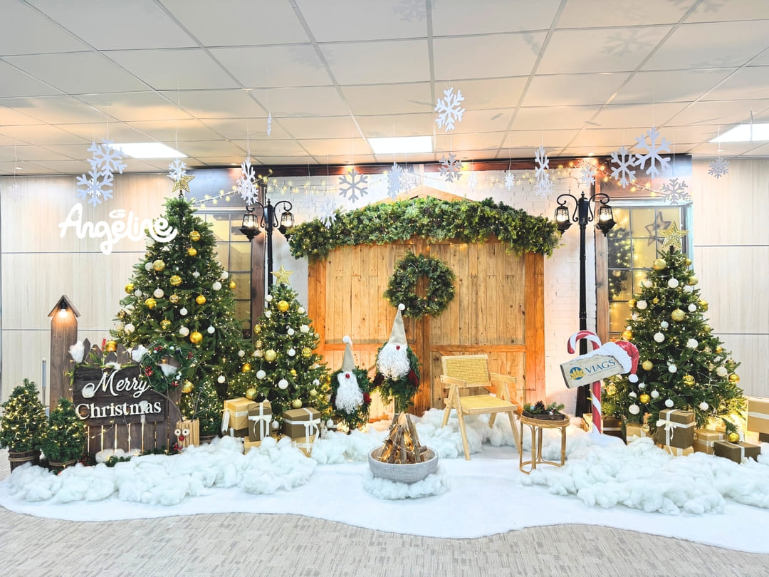 Angeline Hoàn Thiện Không Gian Trang Trí Giáng Sinh Tại Viags – Khi Mùa Lễ Hội Lan Tỏa Từ Nơi Làm Việc