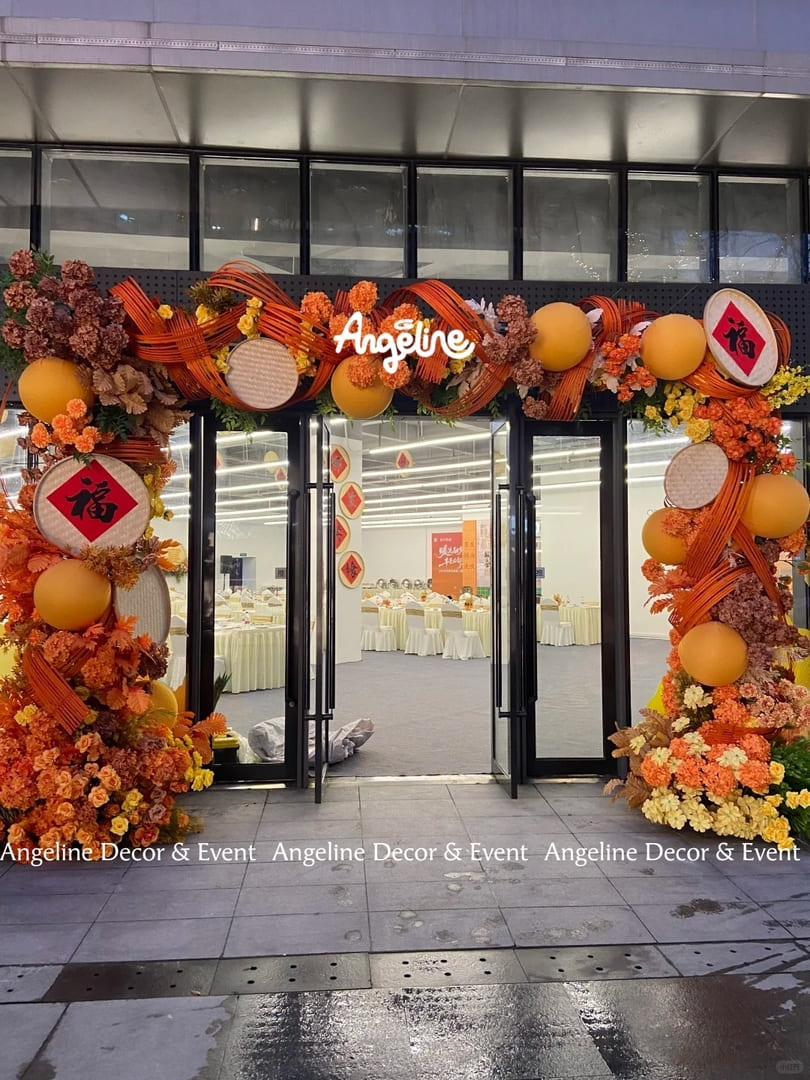 Concept Trang Trí Tết 2026 “Tân Niên Khai Lộc – Vạn Sự Cát Tường”: Cổng Check-in Đỏ Cam Rực Rỡ, Ấm Áp & Sang Trọng Cho Sảnh Doanh Nghiệp Angeline