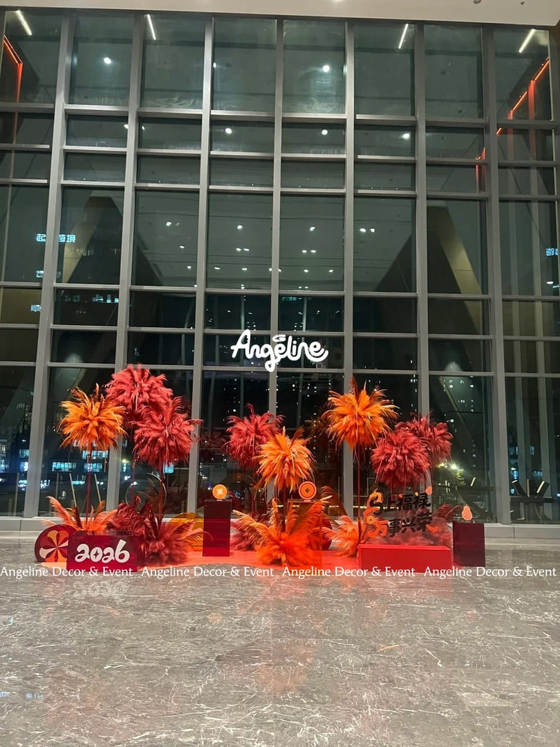 Concept Trang Trí Tết 2026 “Pháo Hoa Khai Xuân”: Đỏ–Cam Bùng Sáng, Hiệu Ứng Chuyển Động Cuốn Hút Cho Sảnh Khách Sạn – Văn Phòng – TTTM Angeline