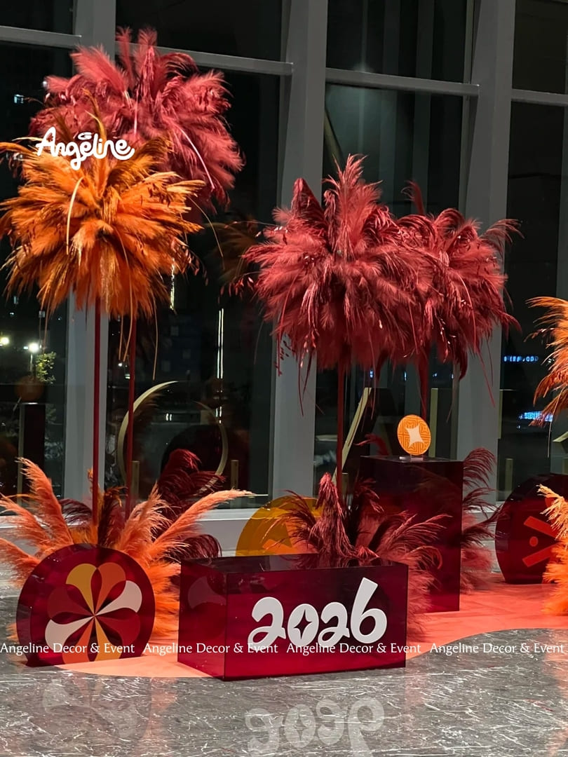 Concept Trang Trí Tết 2026 “Pháo Hoa Khai Xuân”: Đỏ–Cam Bùng Sáng, Hiệu Ứng Chuyển Động Cuốn Hút Cho Sảnh Khách Sạn – Văn Phòng – TTTM Angeline