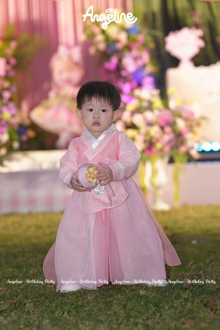 A Party Made With Love – Một Bữa Tiệc Được Tạo Nên Từ Những Điều Rất Thật Angeline