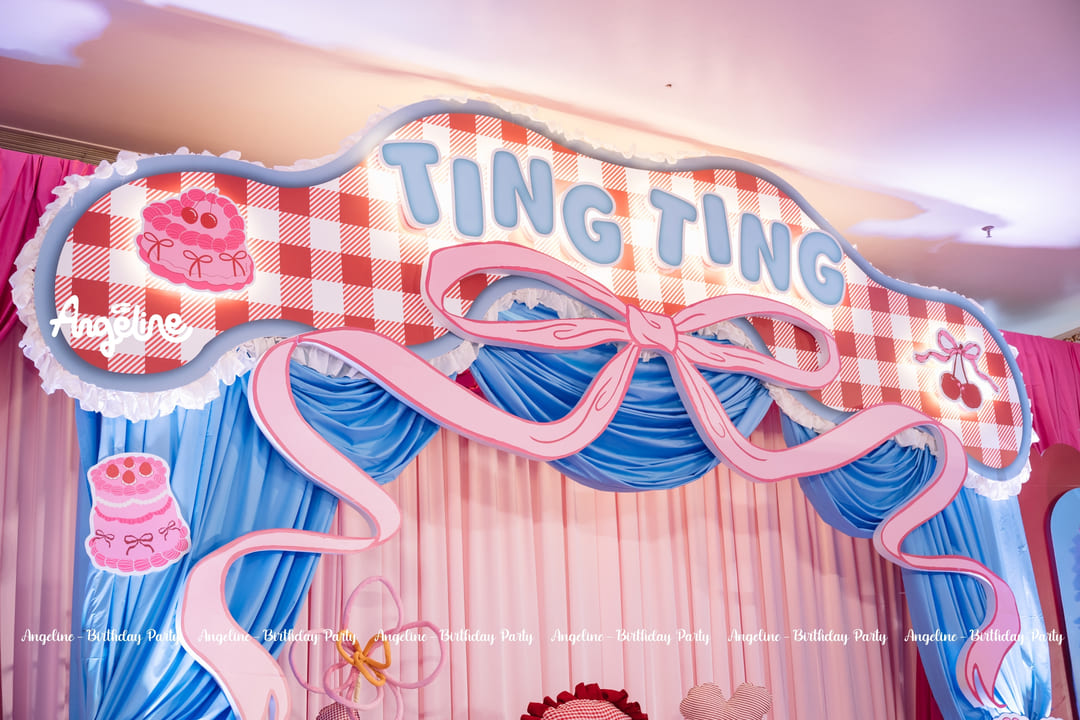 Chi tiết bảng tên Ting Ting trên sân khấu