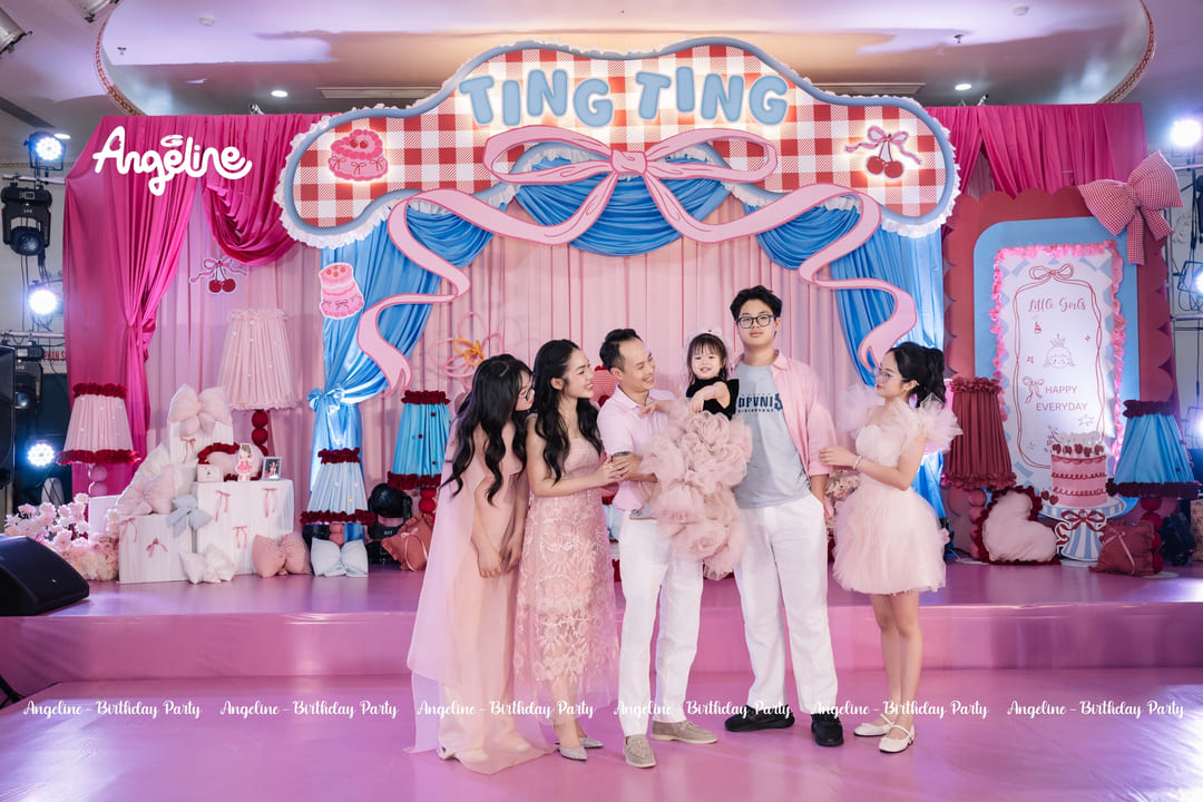 Không gian sân khấu Ting Ting's Wonderland với ngôn ngữ thiết kế hồng xanh