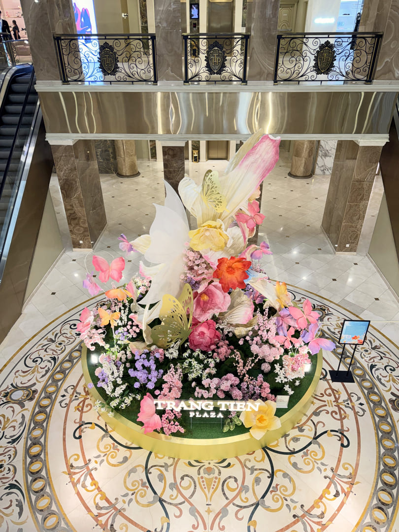 Tràng Tiền Plaza “Chạm Vào Mùa Hoa”: Khu Vườn Pastel Khiến Ai Đi Qua Cũng Muốn Dừng Lại – Angeline