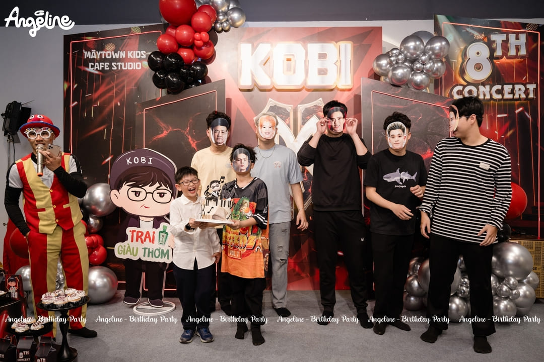 Concept Anh Trai Concert sinh nhật bé 8 tuổi tone đỏ đen cá tính