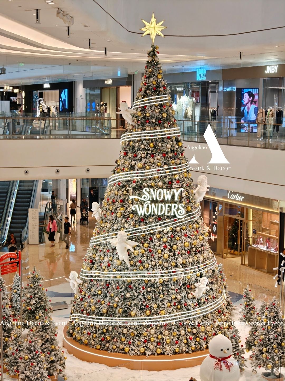 Celestial Christmas - cây thông Noel khổng lồ với ngôi sao, thiên thần và dải ánh sáng tại trung tâm thương mại