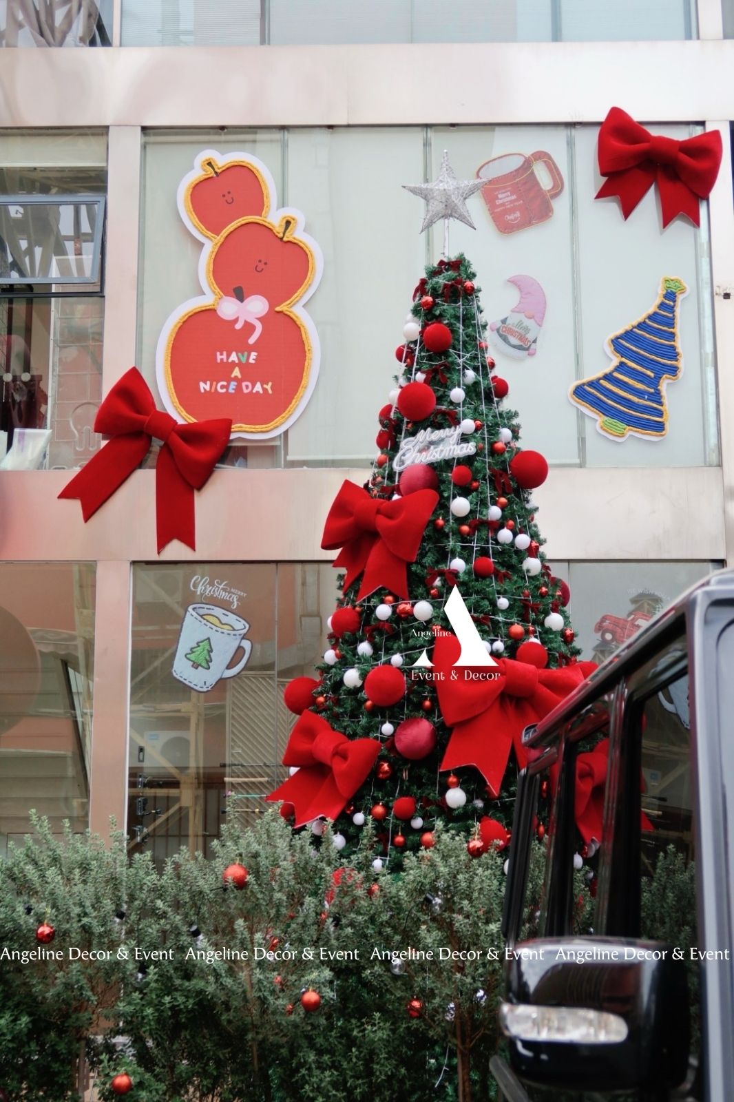 Stitched With Joy - trang trí Noel với nơ, họa tiết thủ công và chi tiết sáng tạo