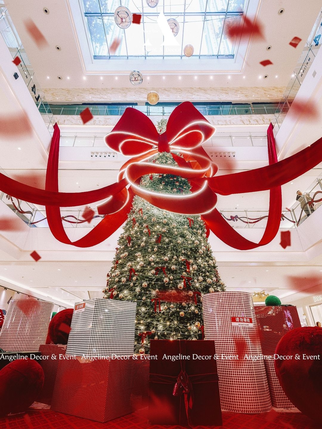 Concept Noel The Grand Christmas Bow với nơ đỏ khổng lồ và cây thông Giáng sinh
