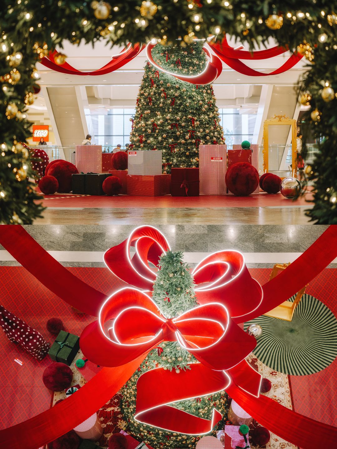 Trang trí Noel doanh nghiệp với cây thông lớn, hộp quà và nơ đỏ nổi bật